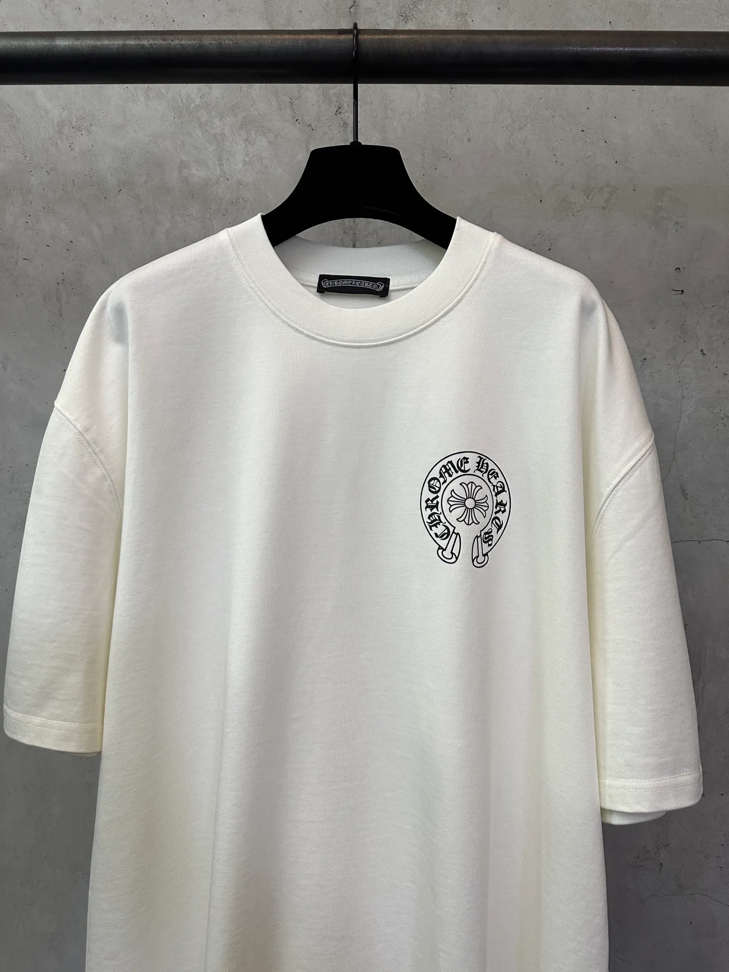 P260 Chrome Hearts 25ss Sanskrit flag printed round neck short-sleeved T-shirt. Fabric is high-definition and super heavy. Cotton double yarn compact Xinjiang cotton. Weight 400g. Paired with 2*2 Salona ribs. 420g. Clean cloth. Clear texture. Tight feel. Stiff. High color fastness. No deformation. No discoloration. Customized hardware. Threads. Accessories. Alignment. Uniform for men and women. -Color: Black White -Size: XS S M L XL